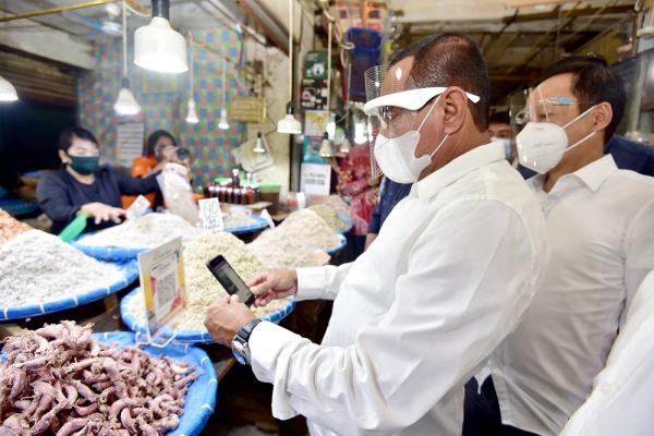 Gubernur Sapa Pedagang di Pusat Pasar Medan